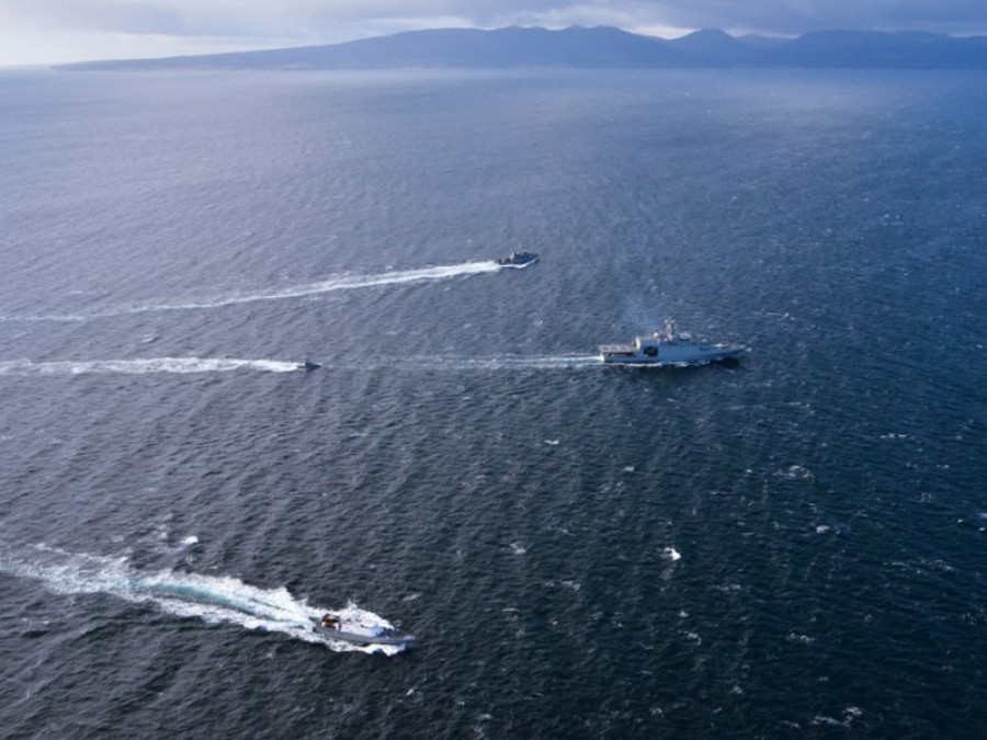 OPV-83 Marinero Fuentealba, PSH-77 Cabrales, LSG-1603 Alacalufe y lancha Arcangel LSR-4407 navegando en formación. Foto: Armada de Chile.