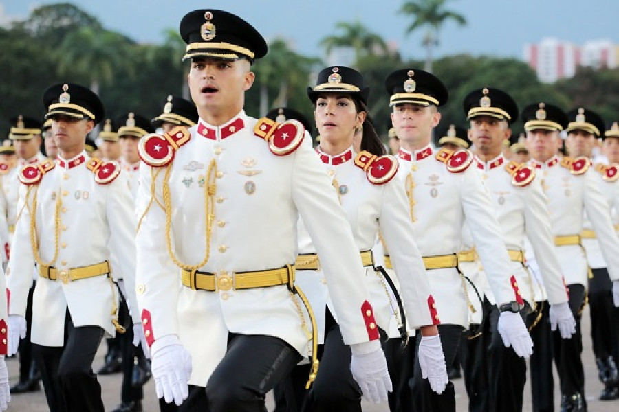 Tenientes del Ejército de Venezuela recién graduados en la Academia Militar. Foto: Agencia Venezolana de Noticias.