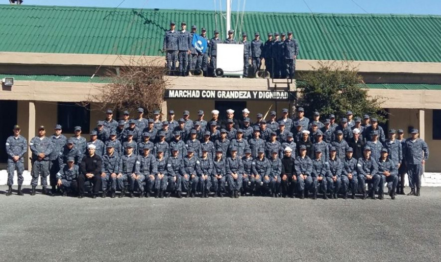 Personal de la Armada uruguaya visitendo uniformes nuevos. Foto: Armada Nacional del Uruguay.
