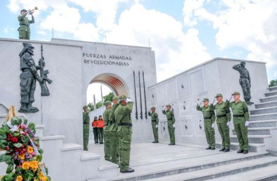 Honores militares a los fallecidos en el accidente del avión An-26 de la Fuerza Aérea Revolucionaria. Foto: Granma.