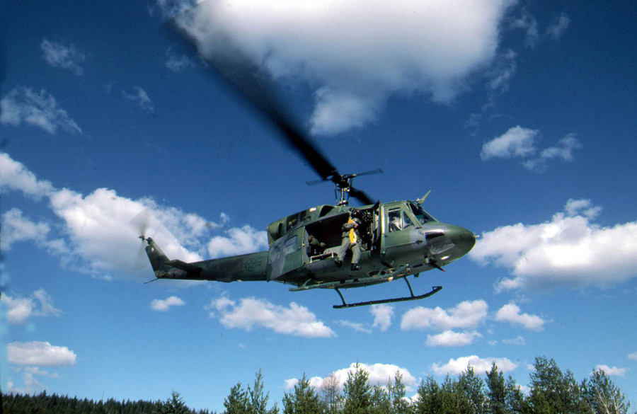160917 helicoptero uh 1n huey usaf03