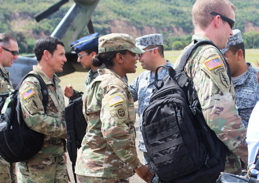 Visita del Departamento de Defensa estadounidense a la Escuela de Helicópteros. Foto: Fuerza Aérea Colombiana.