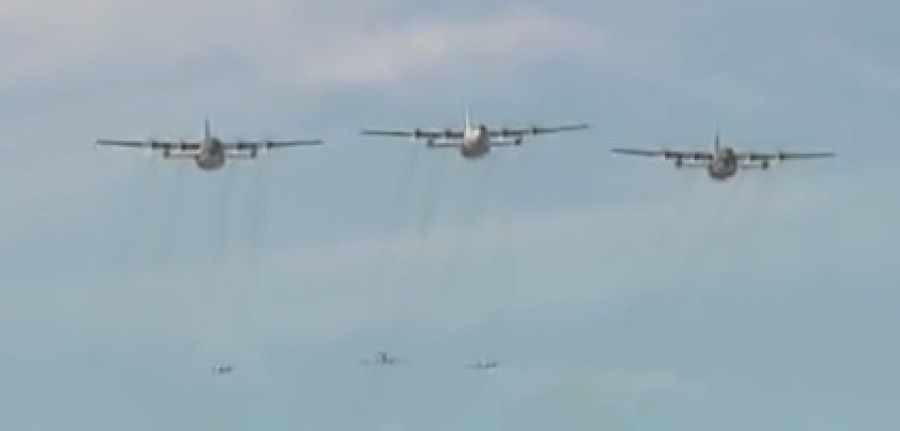 Seis de los aviones desplegados durante el desfile. Foto: Ministerio de Defensa