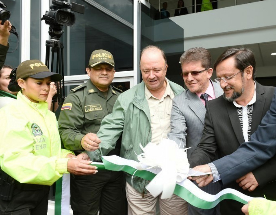 Villegas en el acto de corte de cinta del nuevo centro. Foto: Ministerio de Defensa
