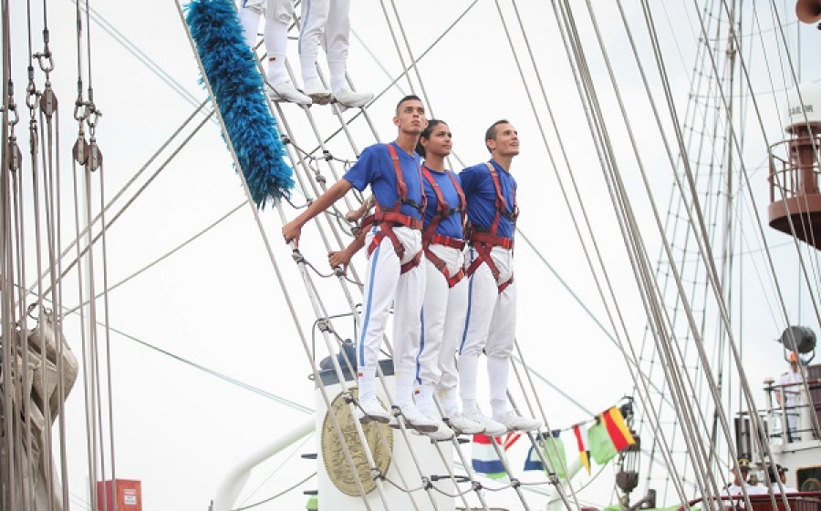 Cadetes navales venezolanos, incluyendo una dama, a bordo del buque escuela Simón Bolívar´. Foto: Agencia Venezolana de Noticias.