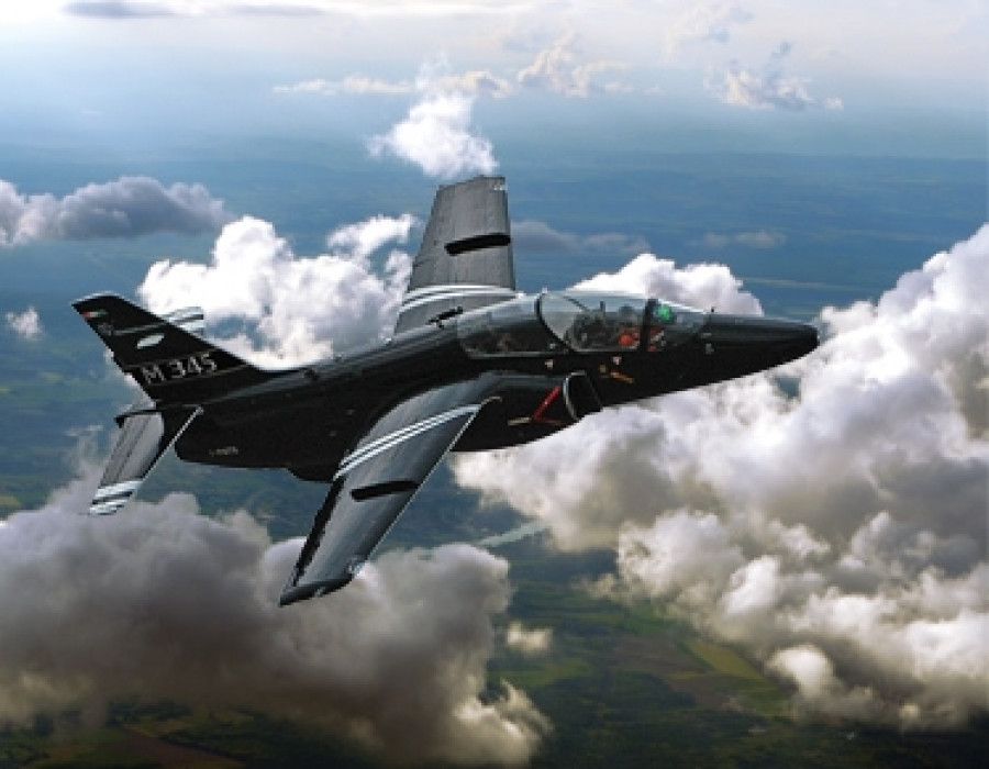 170104 avion entrenador italia m 345 het leonardo