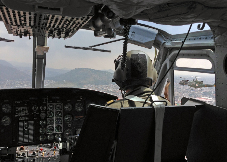 Cabina del helicóptero Bell 212, Foto M. Garcia