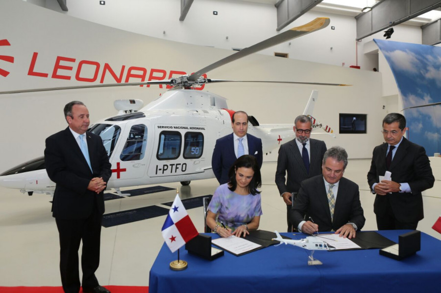 Foto nota entrega AW139 a Panama por parte de Finmeccanica