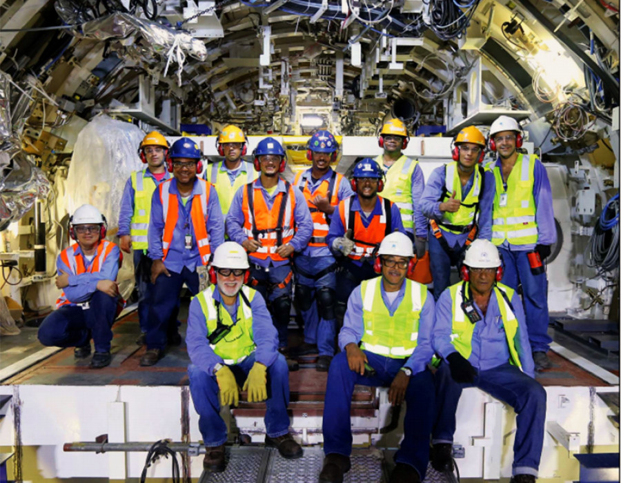 Técnicos e ingenieros de ICN posan en la sección de casco S4. Foto: ICN