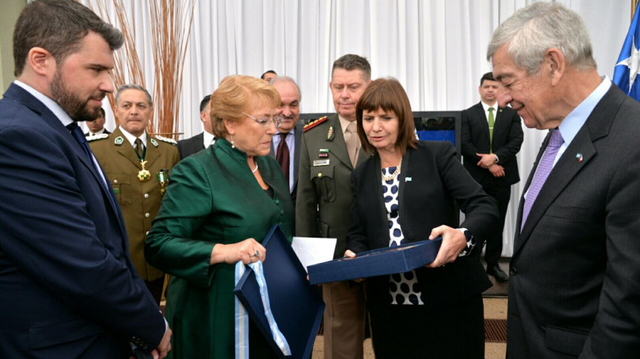 Bachelet y Bullrich en la entrega de la bandera. Foto: Ministerio de Seguridad argentino.