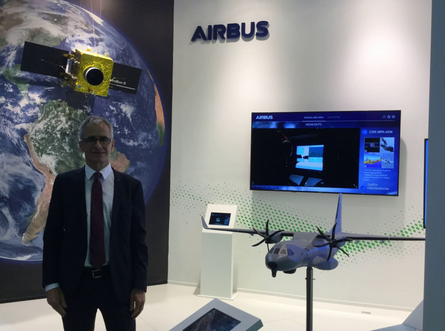 Roux en el stand de Airbus en LAAD.