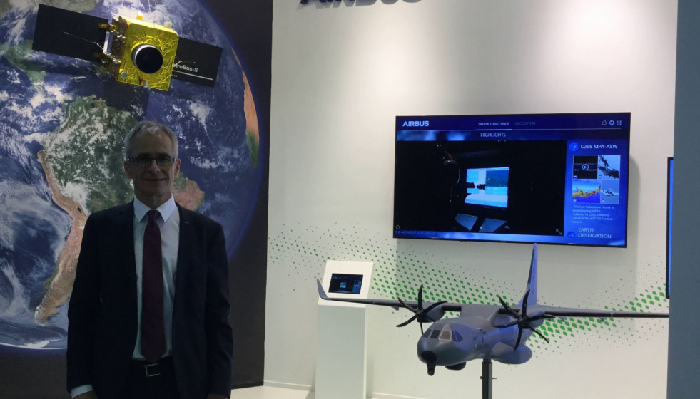 Roux en el stand de Airbus en LAAD.