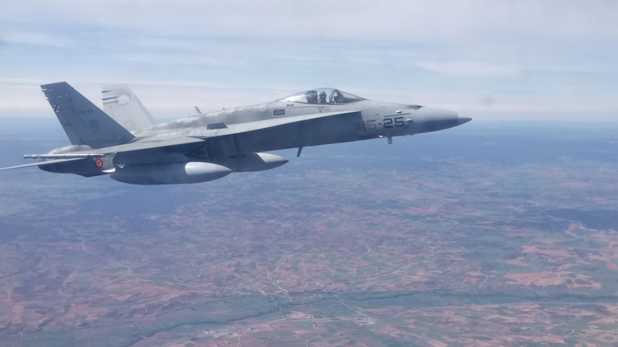 Uno de los F-18 en el aire, camino de Estonia