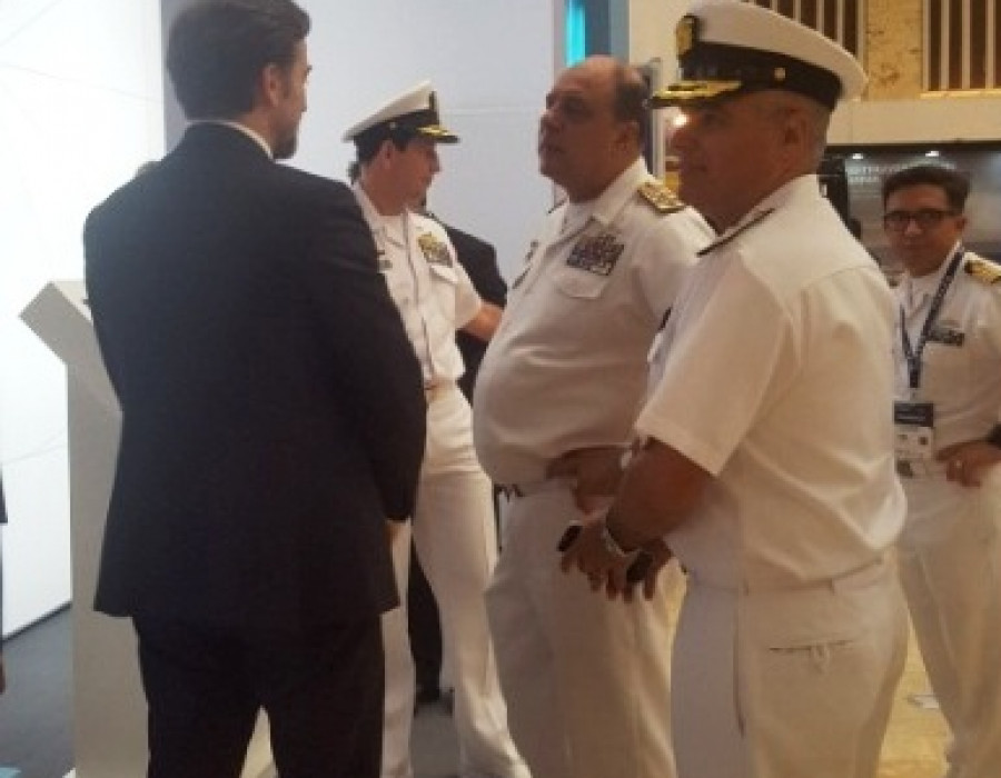 Comandante ARC, presidente Cotecmar y director PES, visitando stand Leonardo. Foto: Erich Saumeth