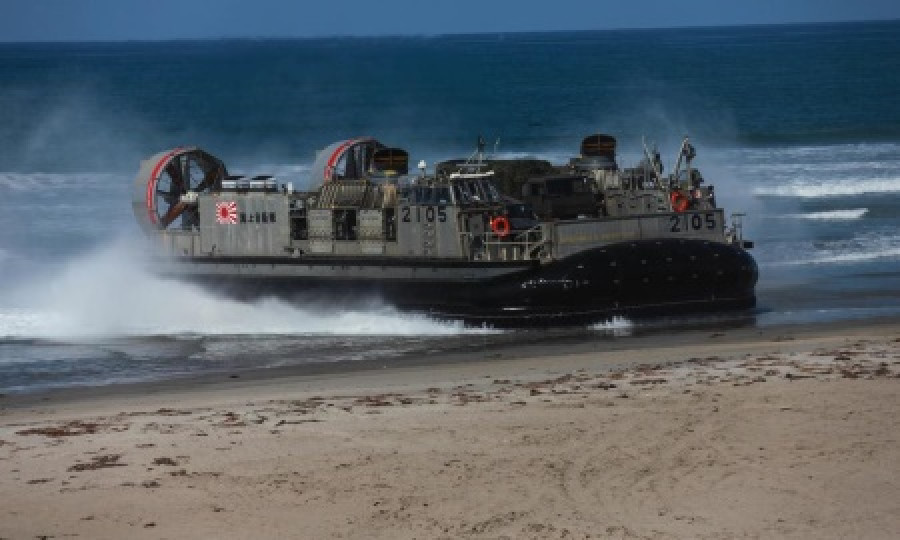 LandingCushion MarinaJapon sep2015 MarinesEEUUAssociationFoundation 450px
