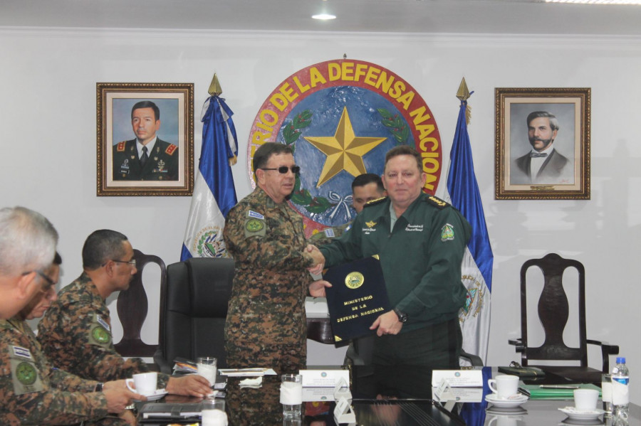 Foto visita jefe Ejercito Nicaragua a El Salvador AL