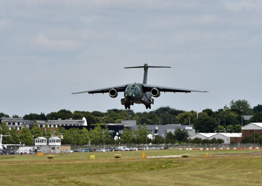KC 390 pousa em Farnborough em 7 7 2016 foto via Twitter Embraer
