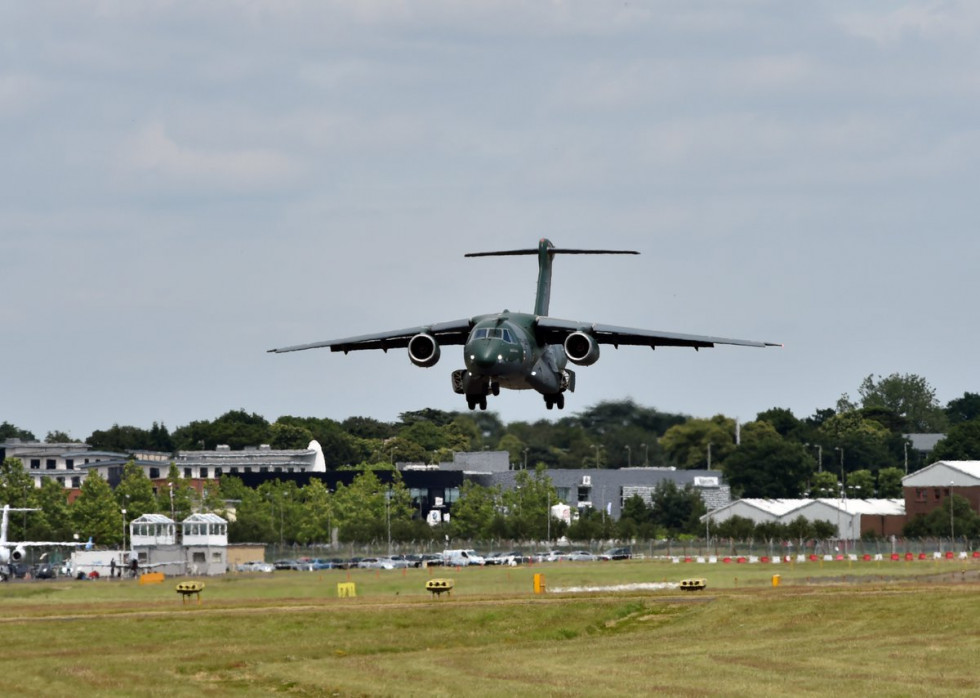 KC 390 pousa em Farnborough em 7 7 2016 foto via Twitter Embraer