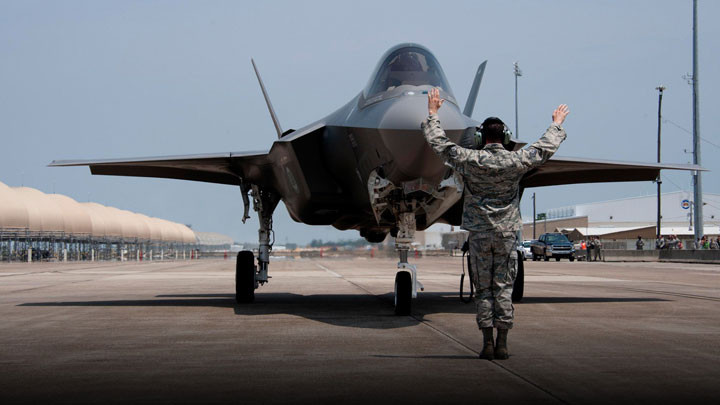 150428 f 35 f 135 motor caza pratt and whitney