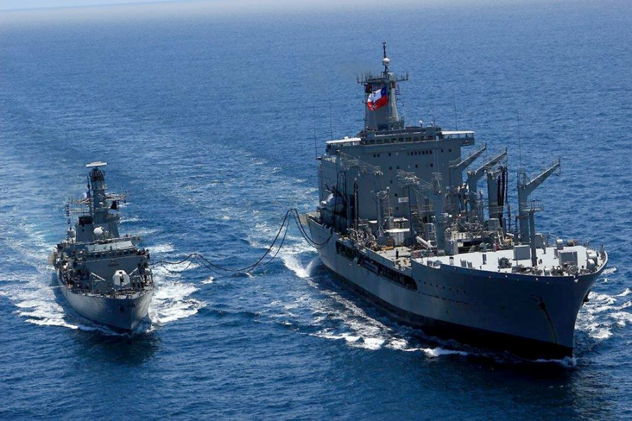Fragata Cochrane y petrolero Montt Armada de Chile