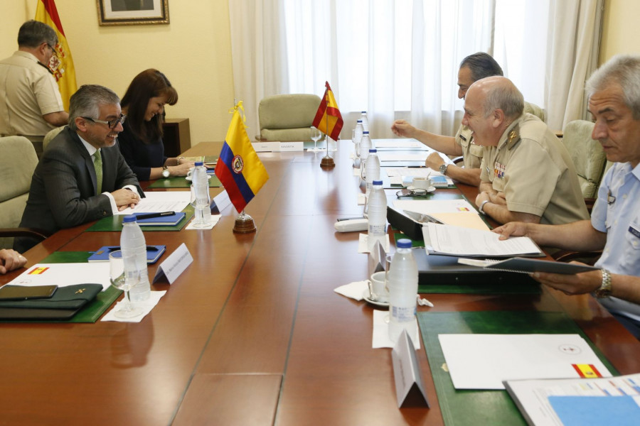 MINISDEF VISITA COLOMBIA