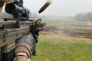 Disparo de un fusil de asalto SA80 por un soldado británico. Foto: Ejército británico