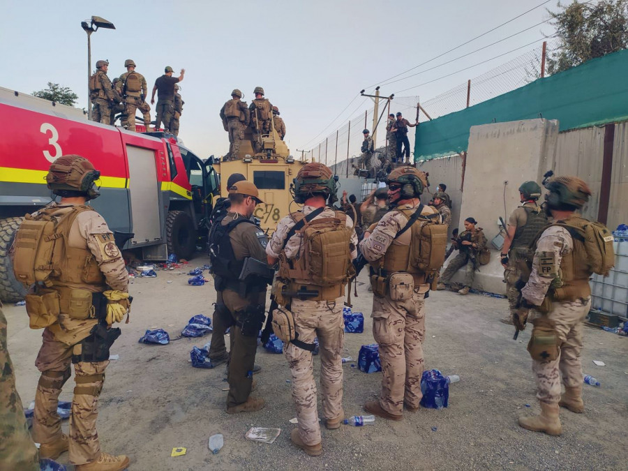 Efectivos del EADA desplegados en el aeropuerto de Kabul durante la misión de evacuación. Foto: Ministerio de Defensa