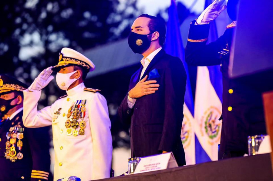 El presidente Bukele encabezando una ceremonia miliar. Foto: Presidencia de El Salvador