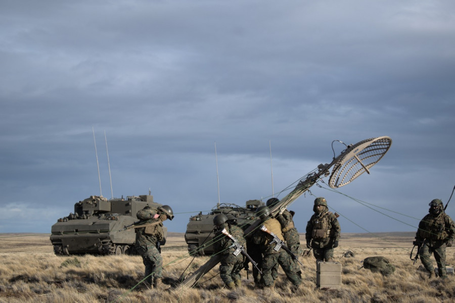 Los efectivos emplazando un equipo de comunicaciones en la pampa magallánica. Foto: Ejército de Chile