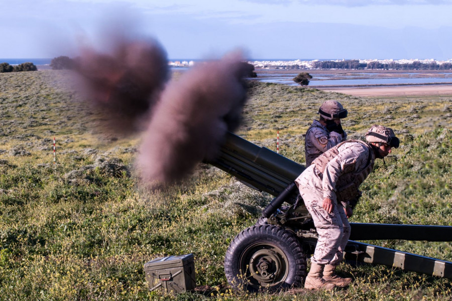 Disparo de obus Oto Melara de 105 mm de Infantería de Marina. Foto: Armada