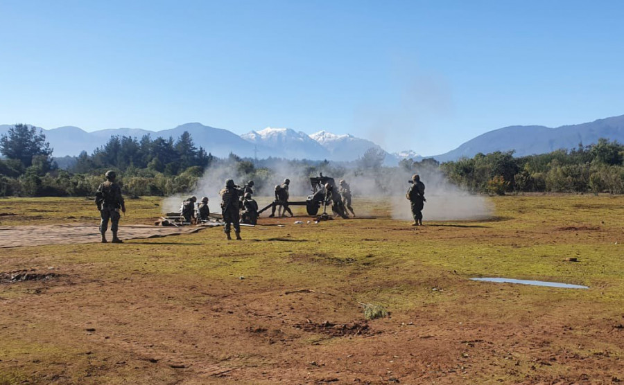 Práctica de tiro con el obús M-56 en el Campo de Instrucción y Entrenamiento General Bari. Foto: Ejército de Chile
