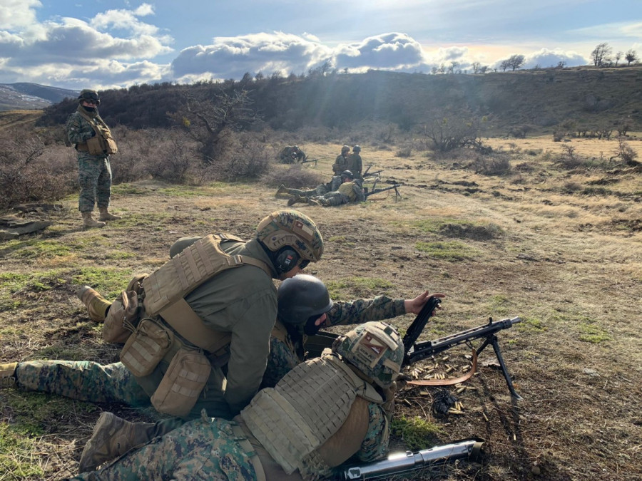 Soldados conscriptos recibiendo instrucción en la operación de ametralladoras MG-3. Foto: Ejército de Chile