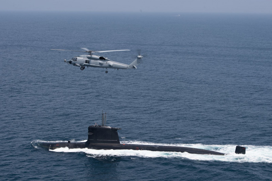 Helicóptero MH-60R sobrevolando el submarino chileno. Foto: Armada de Estados Unidos