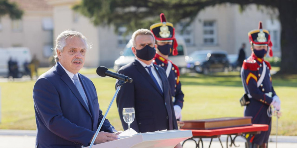 Fernández junto al ministro Rossi durante el acto. Foto: Ministerio de Defensa.