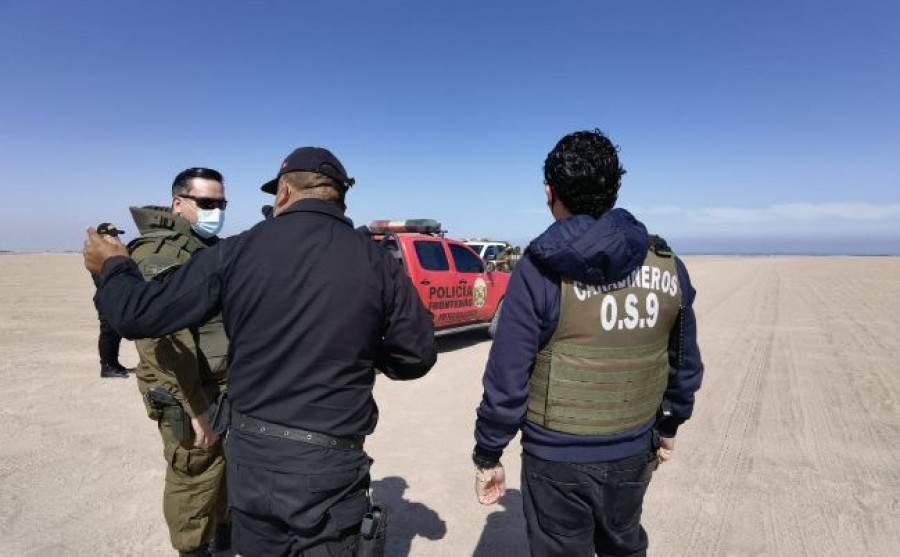 Personal de Carabineros y de la Policía Nacional del Perú en coordinación de los patrullajes. Foto: Carabineros de Chile