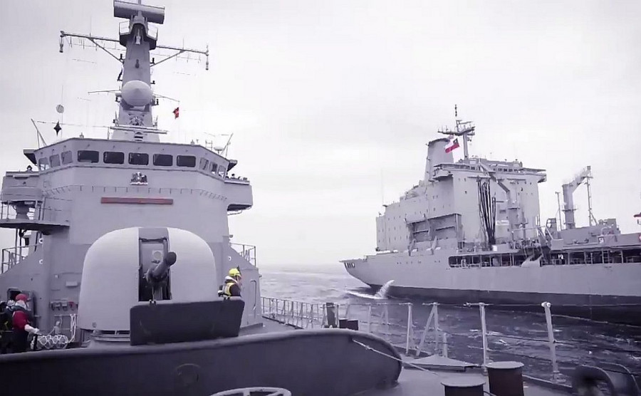 El ejercicio incluyó reabastecimiento con el petrolero AO-52 Almirante Montt. Imagen: Armada de Chile