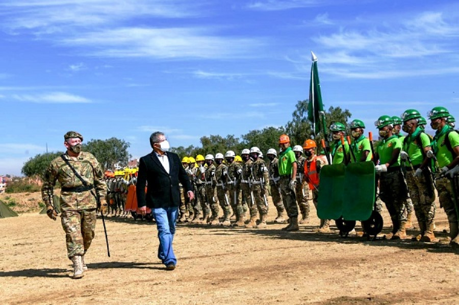 El ministro Morillo pasando revista al nuevo batallón. Foto: Ministerio de Defensa de Bolivia
