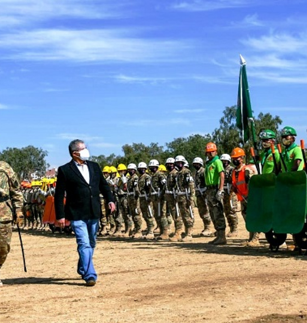 El ministro Morillo pasando revista al nuevo batallón. Foto: Ministerio de Defensa de Bolivia