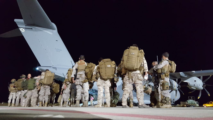 Personal del EADA y el Cimic embarcan en el primer A400M. Foto: Ministerio de Defensa