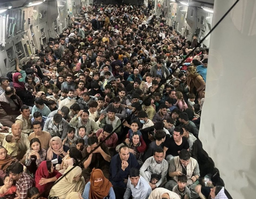 Imagen de la bodega de carga con cientos de afganos. Foto: Defense One
