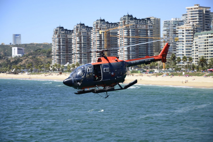 El BO-105 Bolkow es desplegado cada verano en tareas de protección civil de playas y balnerarios. Foto: Armada de Chile