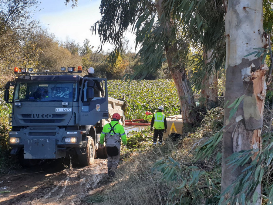 Vehículo Iveco de la UME durante los trabajos de extracción del camalote en el Guadiana. Foto: UME