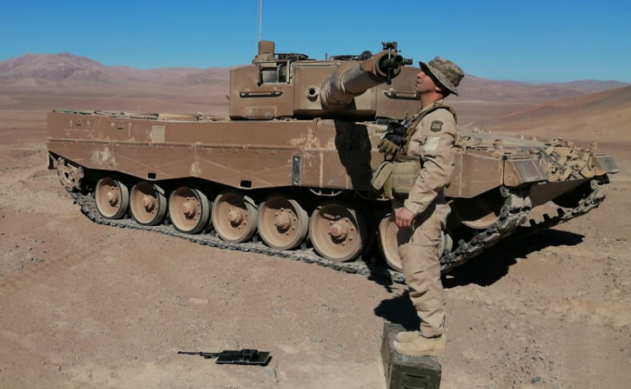 Revisión de cañón L44 de 120 mm antes de práctica de tiro. Foto: Ejército de Chile