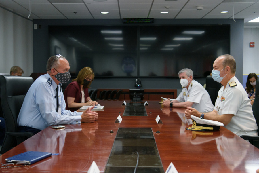 Encuentro entre el Digam y el jefe de la oficina del programa F-35. Foto: DVSD