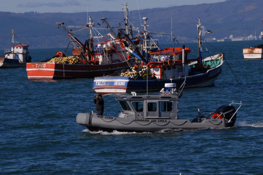 Lancha de Policía Marítima PM 2508 Defender fiscalizando labores pesqueras. Foto: Armada de Chile