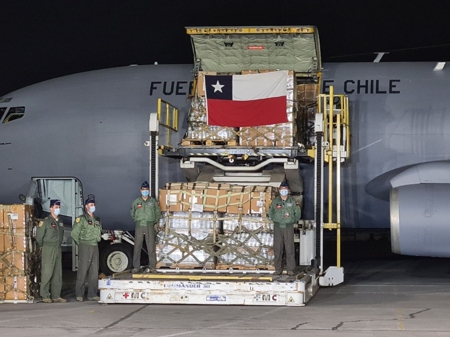 La tripulación del Boeing KC-135E Stratotanker previo a iniciar la misión humanitaria. Foto: FACh