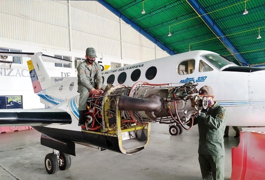 El King Air B350 en proceso de mantenimiento. Foto: Grupo Aéreo de Transporte No. 5