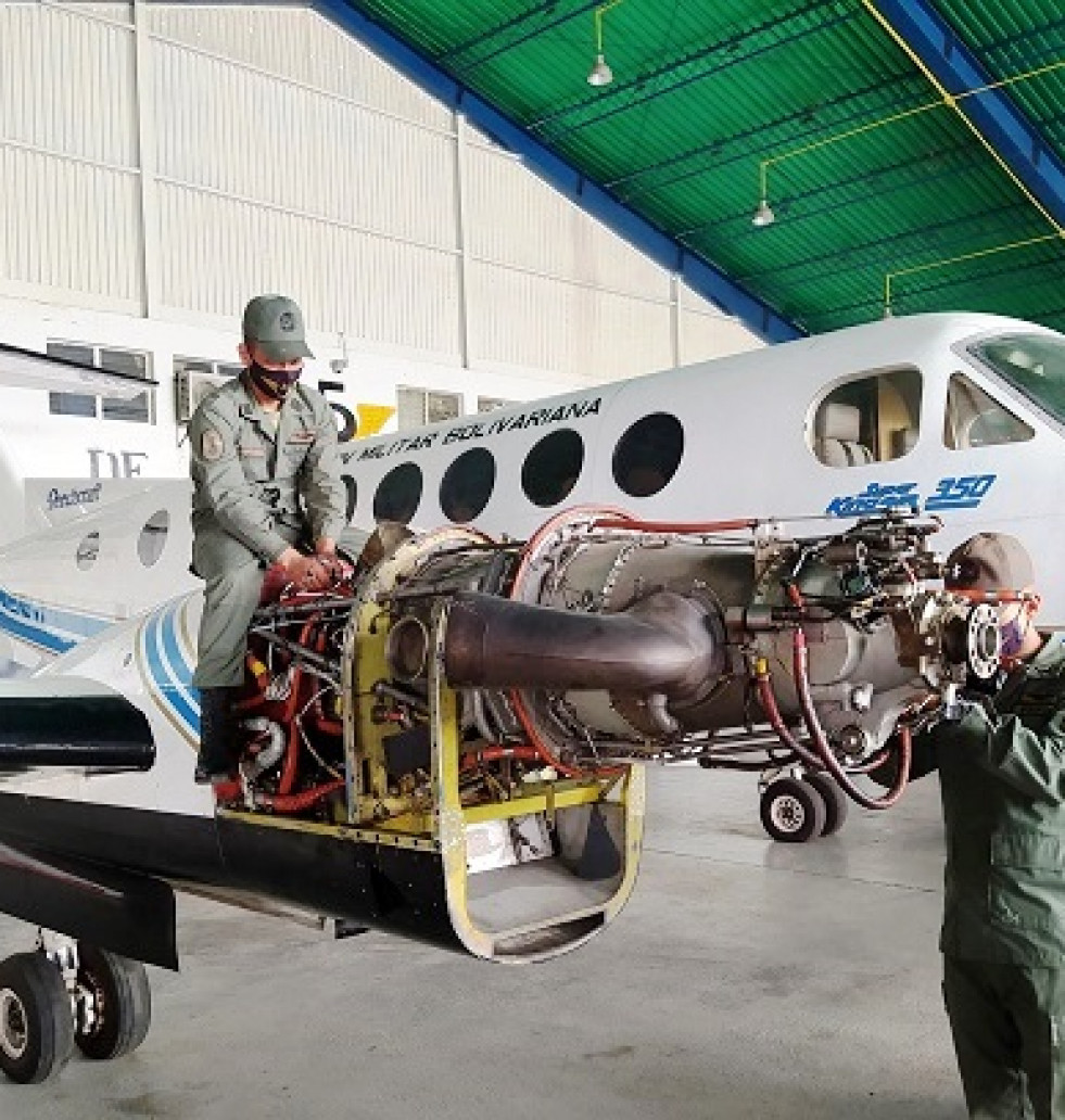 El King Air B350 en proceso de mantenimiento. Foto: Grupo Aéreo de Transporte No. 5