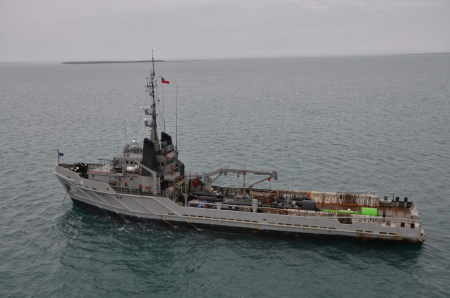 El remolcador participó en el traslado y fondeo de la nueva boya pilar. Foto: Armada de Chile