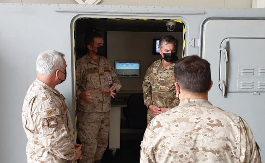 El vicealmirante Fernández en uno de los simuladores del Cecombac. Foto: Ejército de Chile